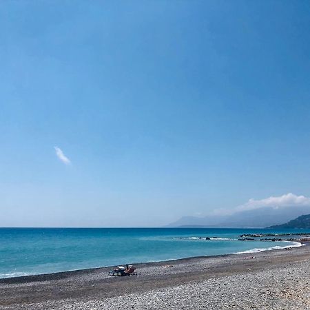 Peaceful Apartment 1 Minute Walk To The Beach ヴェンティミーリア エクステリア 写真